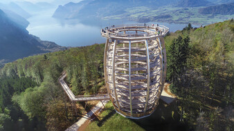 Der 39 Meter hohe Aussichtsturm, überwiegend aus Holz gebaut und architektonisch an ein Salzfass angelehnt.