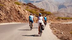 Gruppe beim Radfahren im Oman.