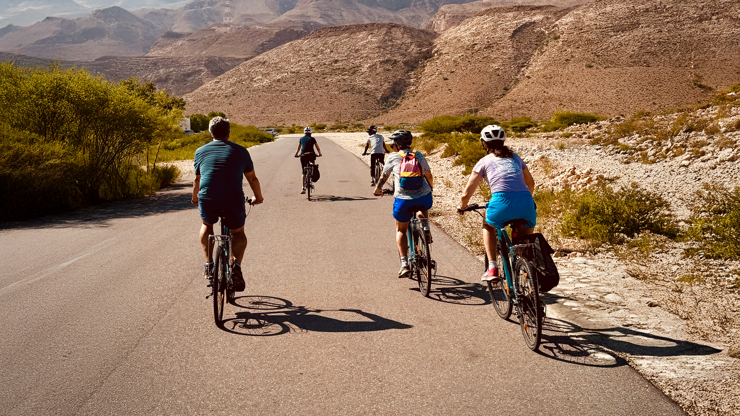 Gruppe beim Radfahren im Oman.