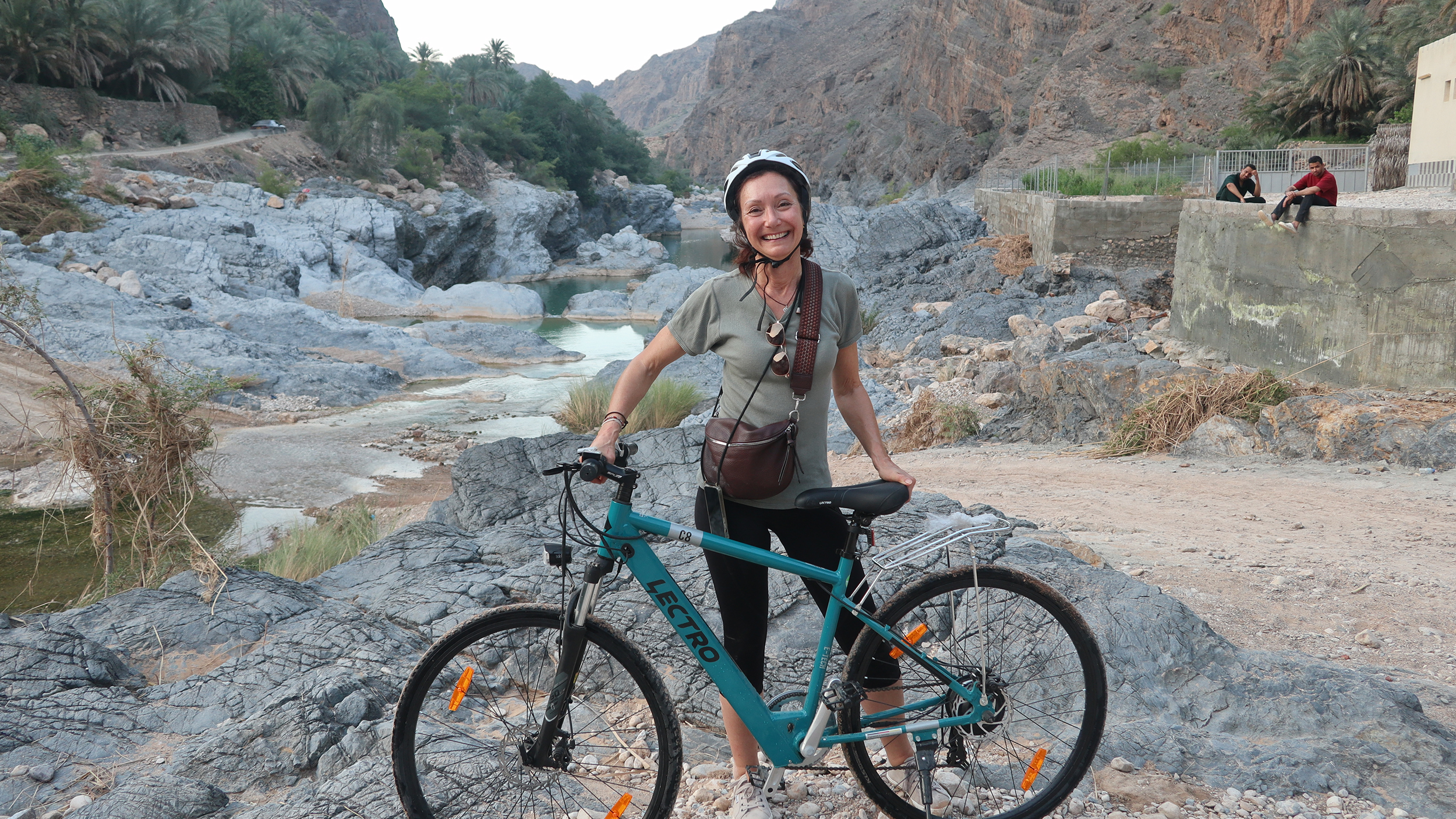 Frau mit Fahrrad im Oman.