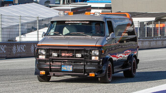 Der GMC Vandura aus A-Team fährt auf einer Rennstrecke