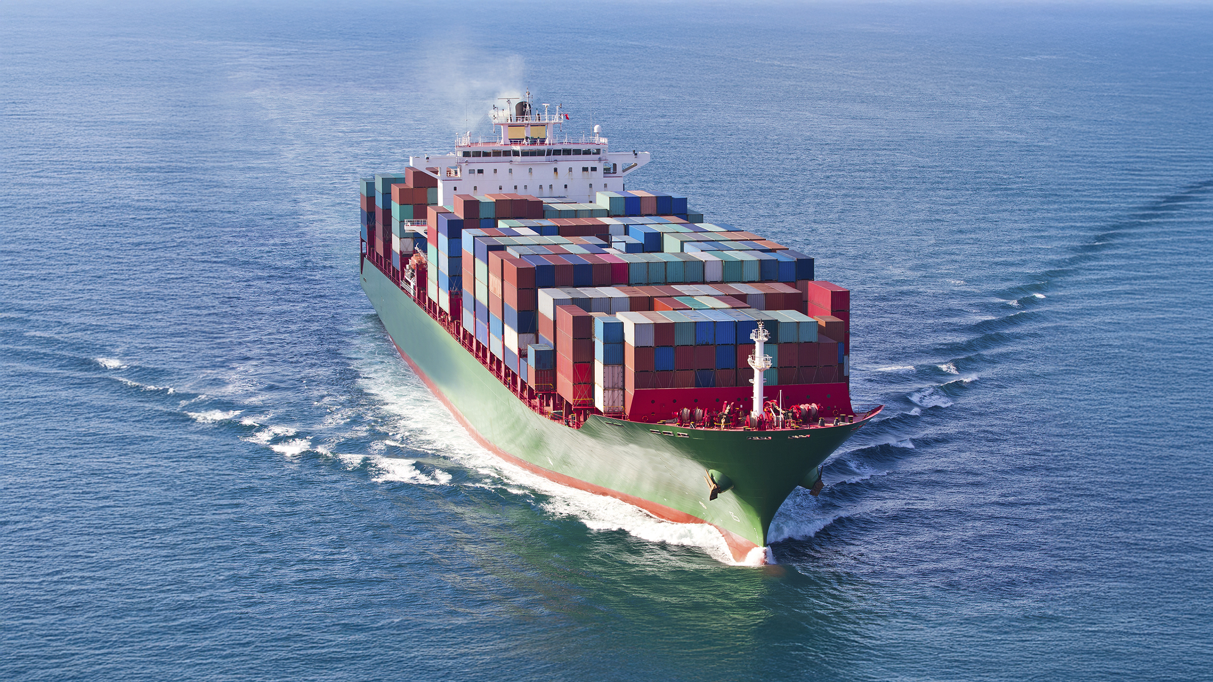Container Schiff am Meer
