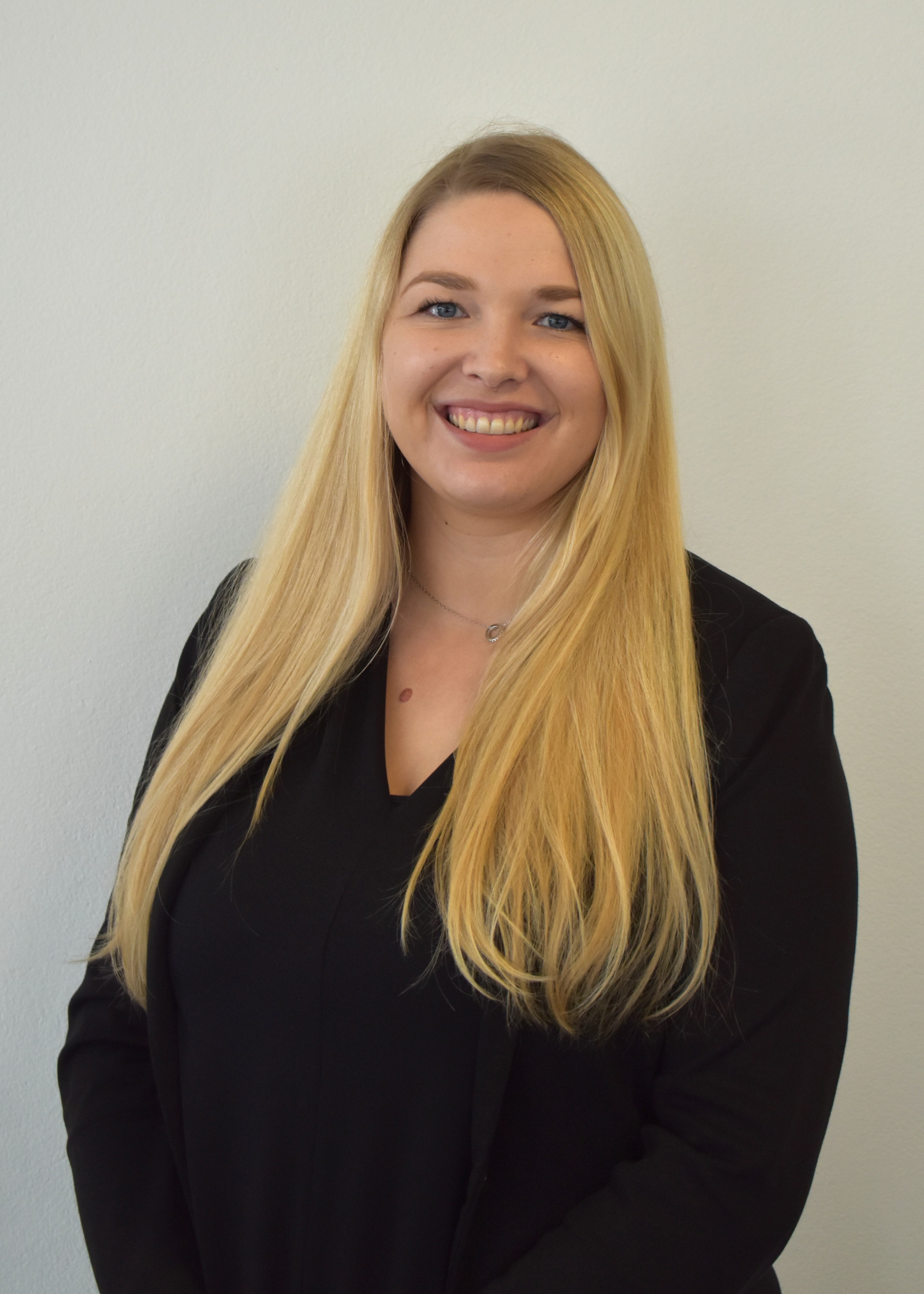 Das Foto ist ein Portrait von Lene Pfeiffer - sie trägt ein schwarzes Shirt und hat lange blonde Haare.
