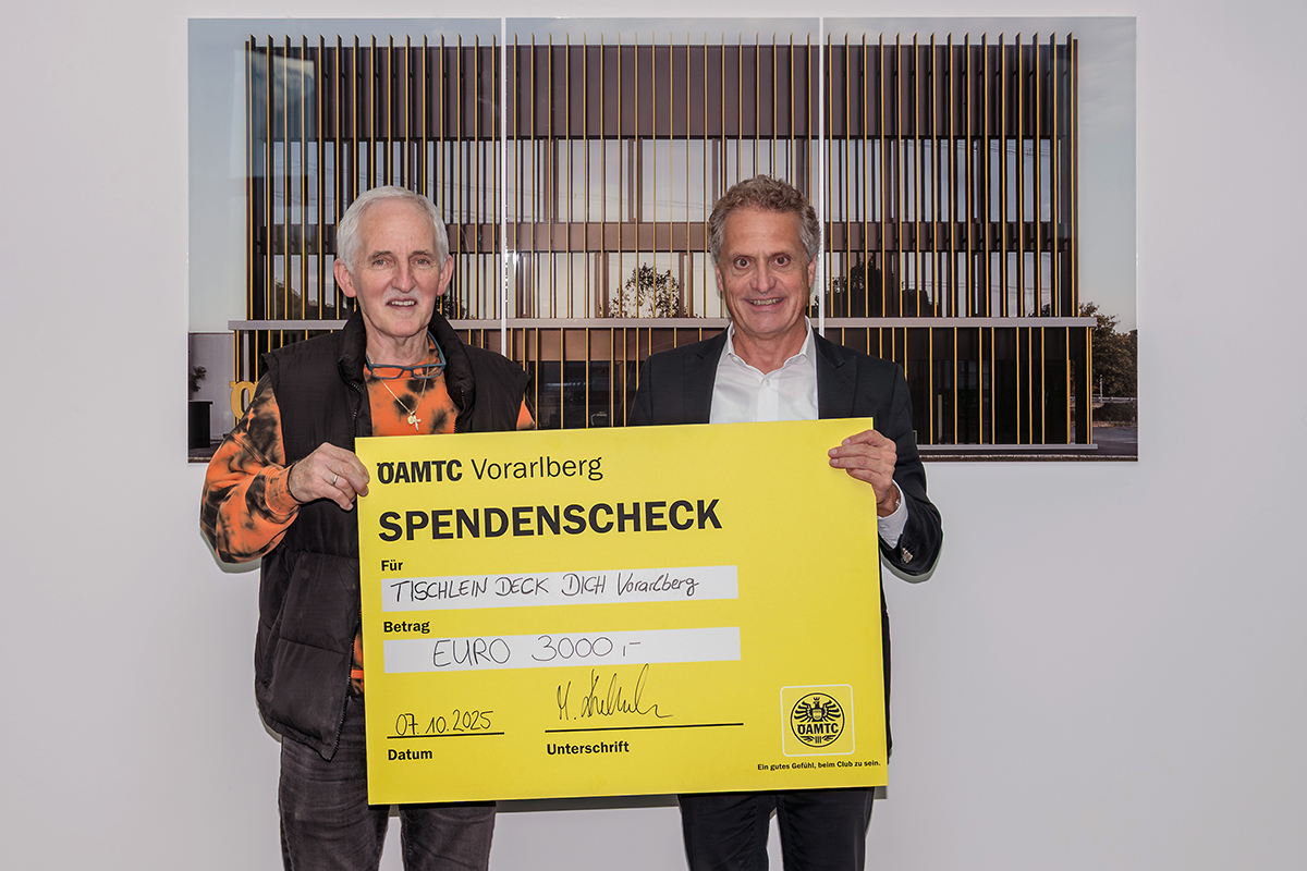 Direktor Kubesch übergibt einen Spendenscheck an Elmar Stüttler