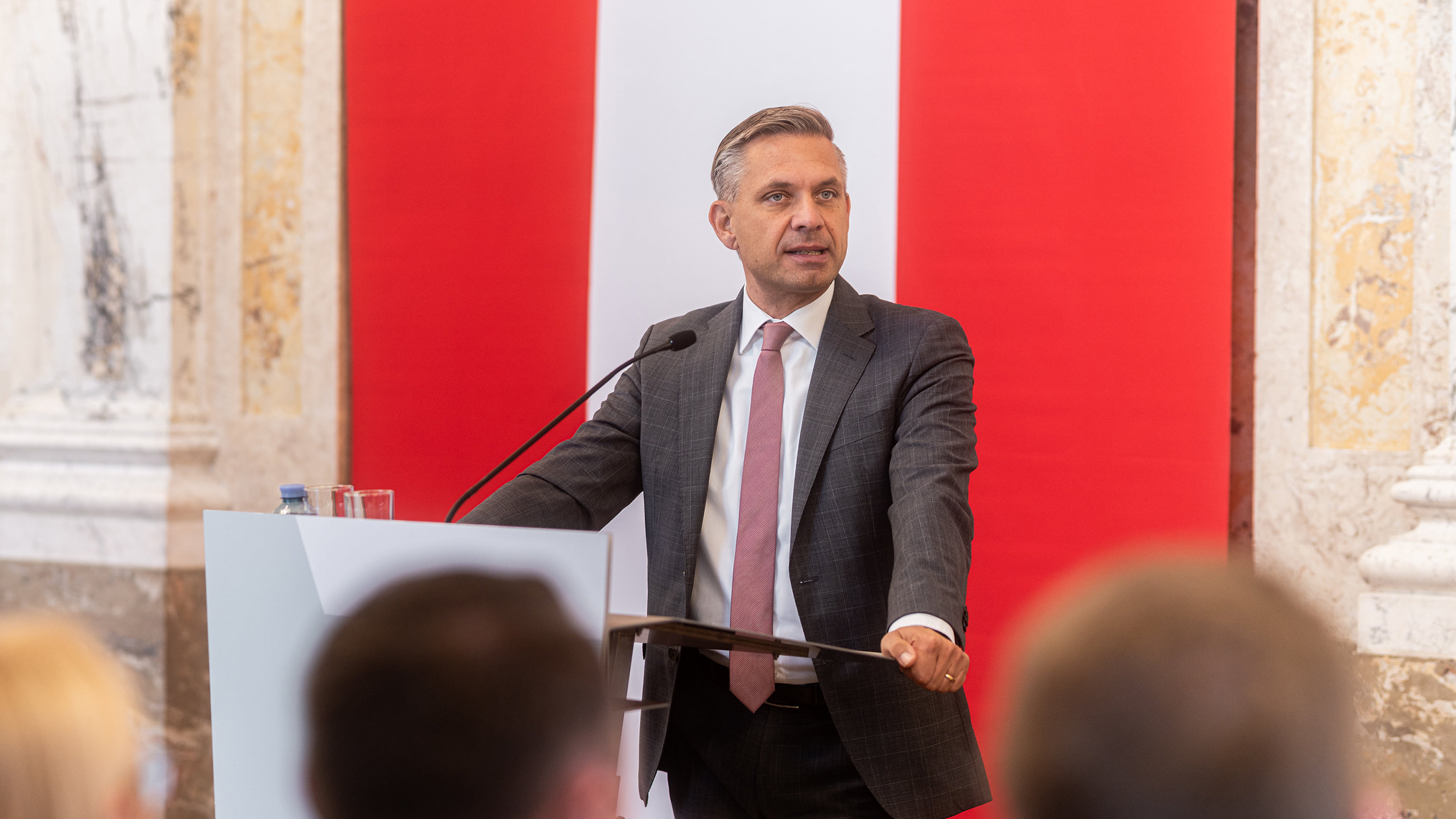 Wirtschaftsminister Hattmannsdorfer spricht an einem Redepult