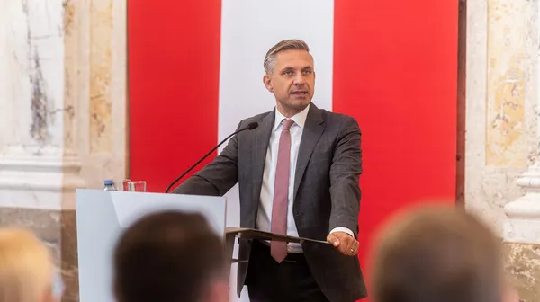 Wirtschaftsminister Hattmannsdorfer spricht an einem Redepult