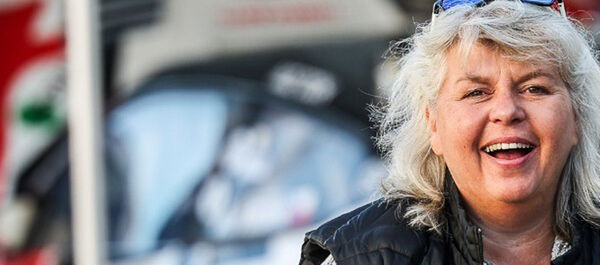 Auf dem Bild sieht man eine Frau, die in die Kamera lacht.