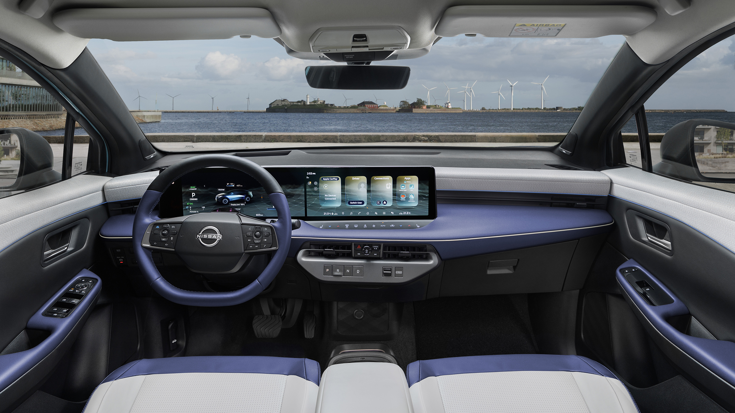 Cockpit eines Nissans mit weißen Sitzen