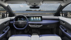 Cockpit eines Nissans mit weißen Sitzen