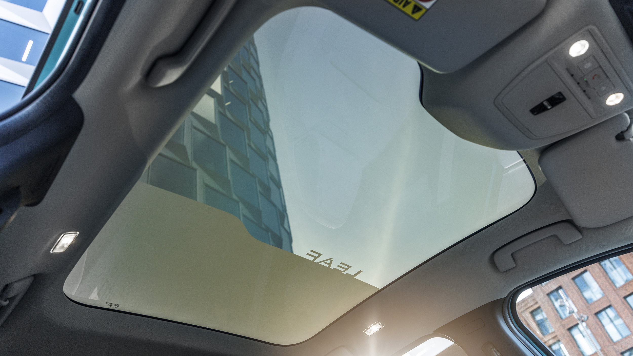 Panoramaglasdach des Nissan Leaf von innen