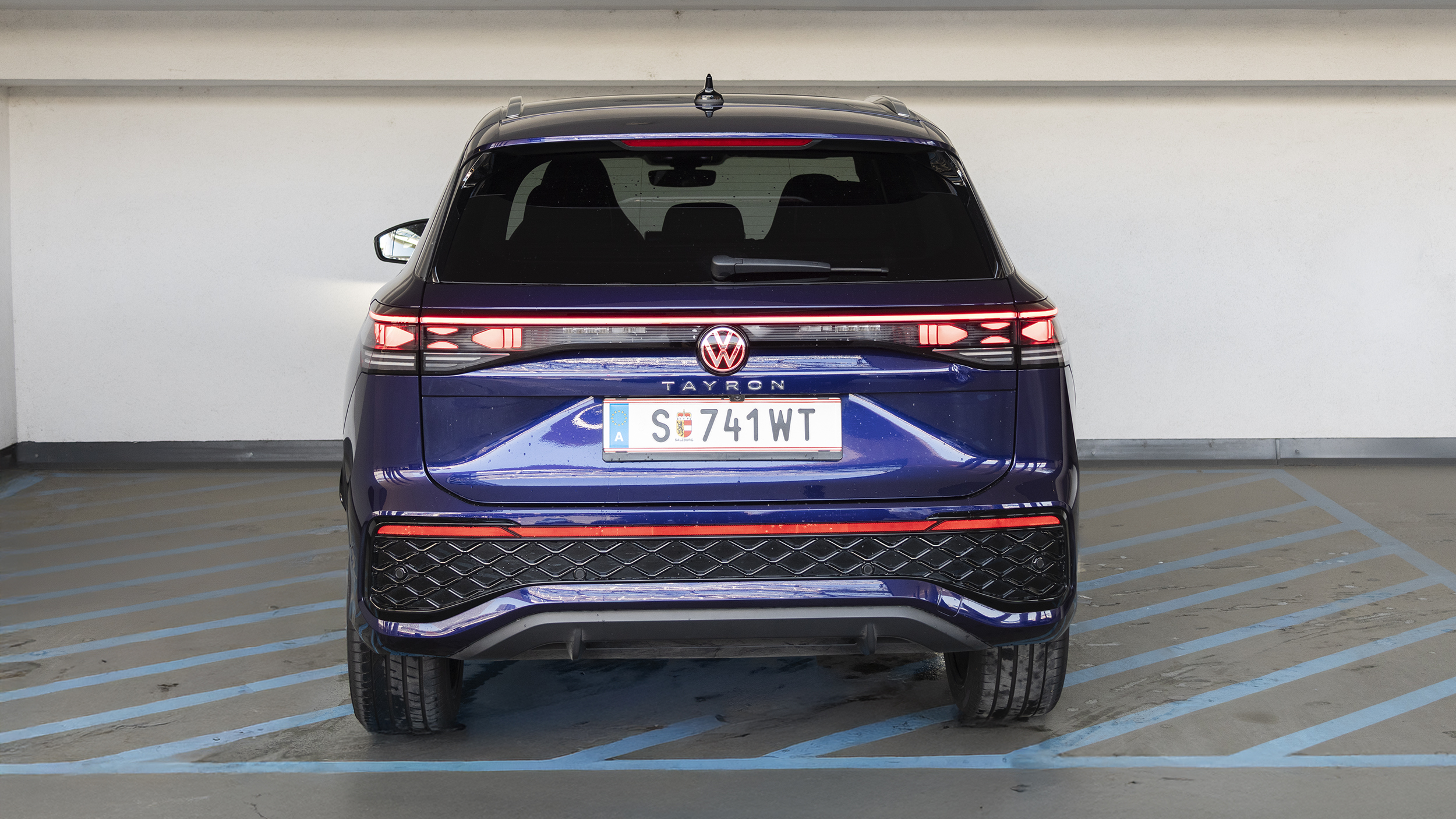 VW Tayron von hinten stehend