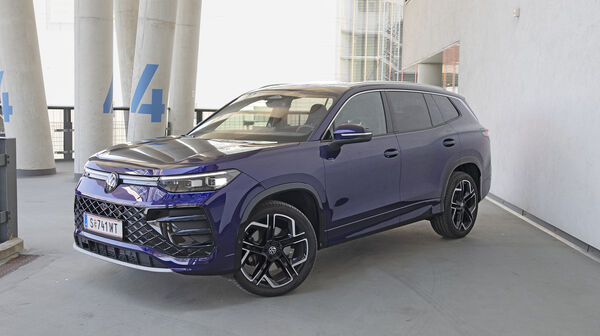 VW Tayron stehend von vorne schräg