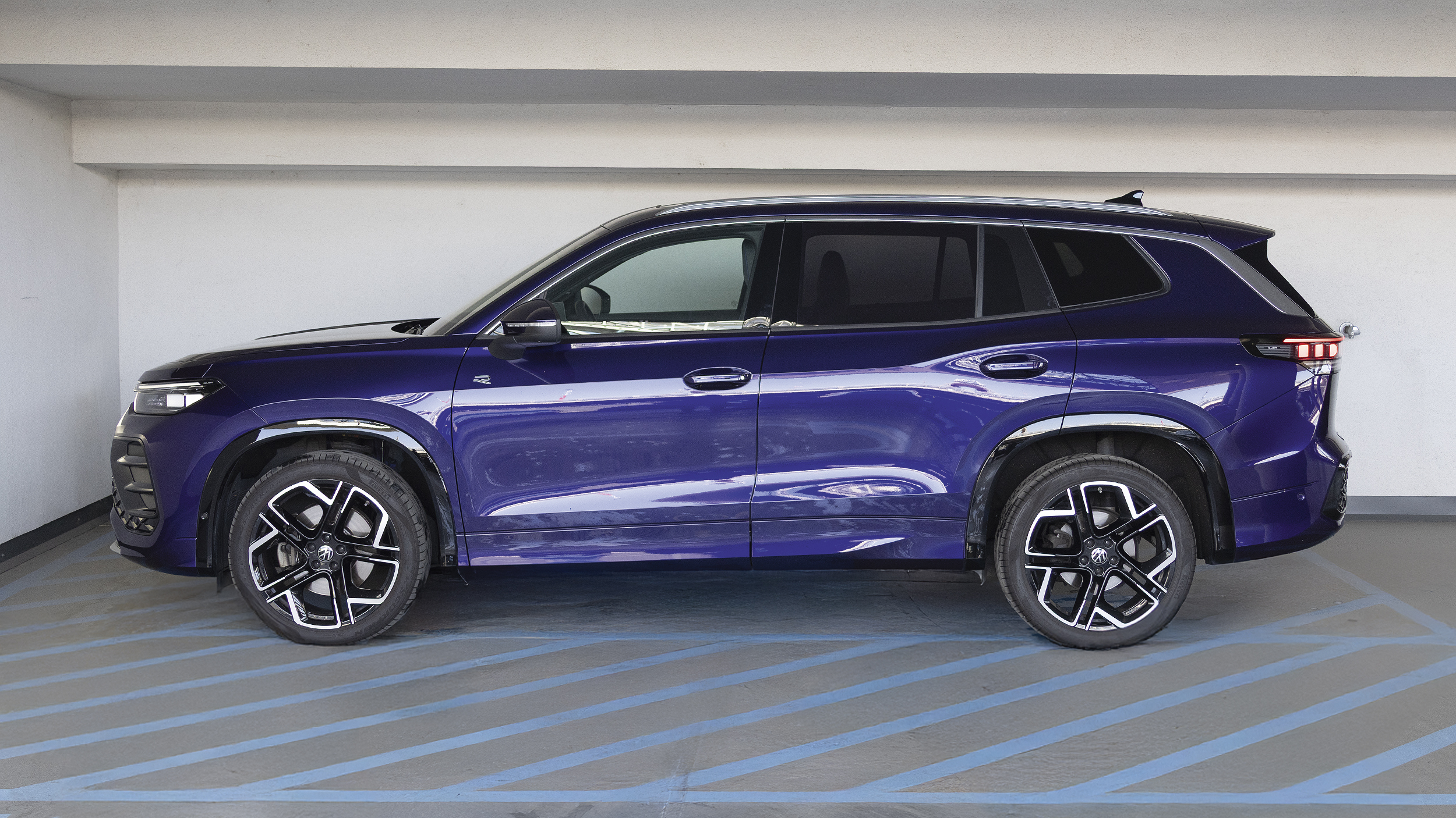 VW Tayron stehend von der Seite