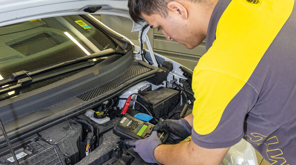 Ein ÖAMTC-Techniker überprüft die Batterie eines Autos
