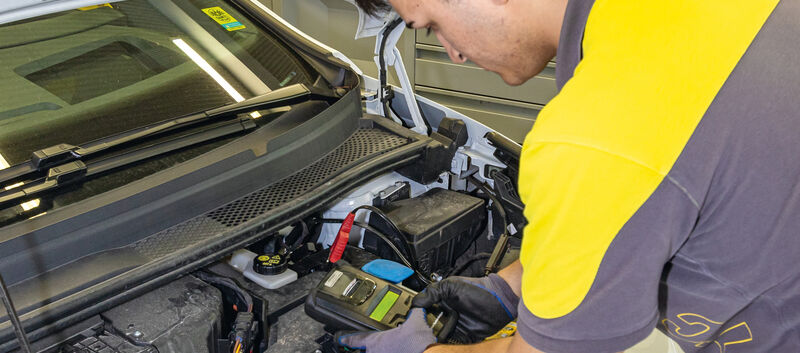 Ein ÖAMTC-Techniker überprüft die Batterie eines Autos