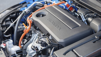 Motorraum mit Vierzylinder eines Honda Prelude.
