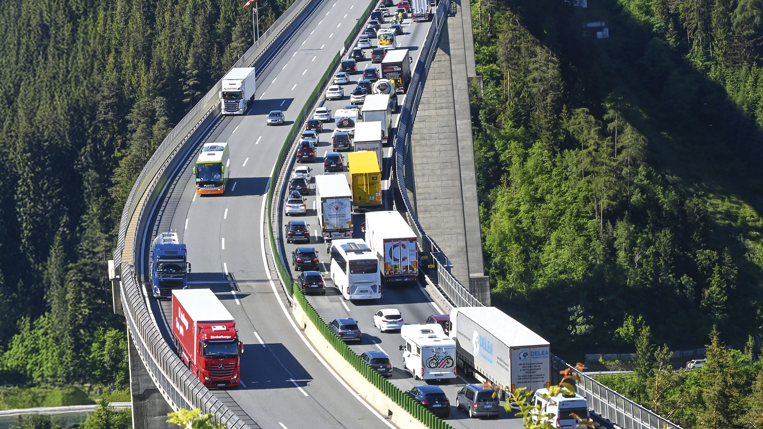 Stau auf einer Fahrtrichtung einer Autobahn