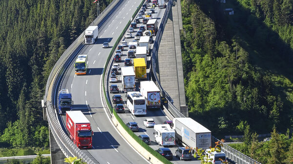 Stau auf einer Fahrtrichtung einer Autobahn