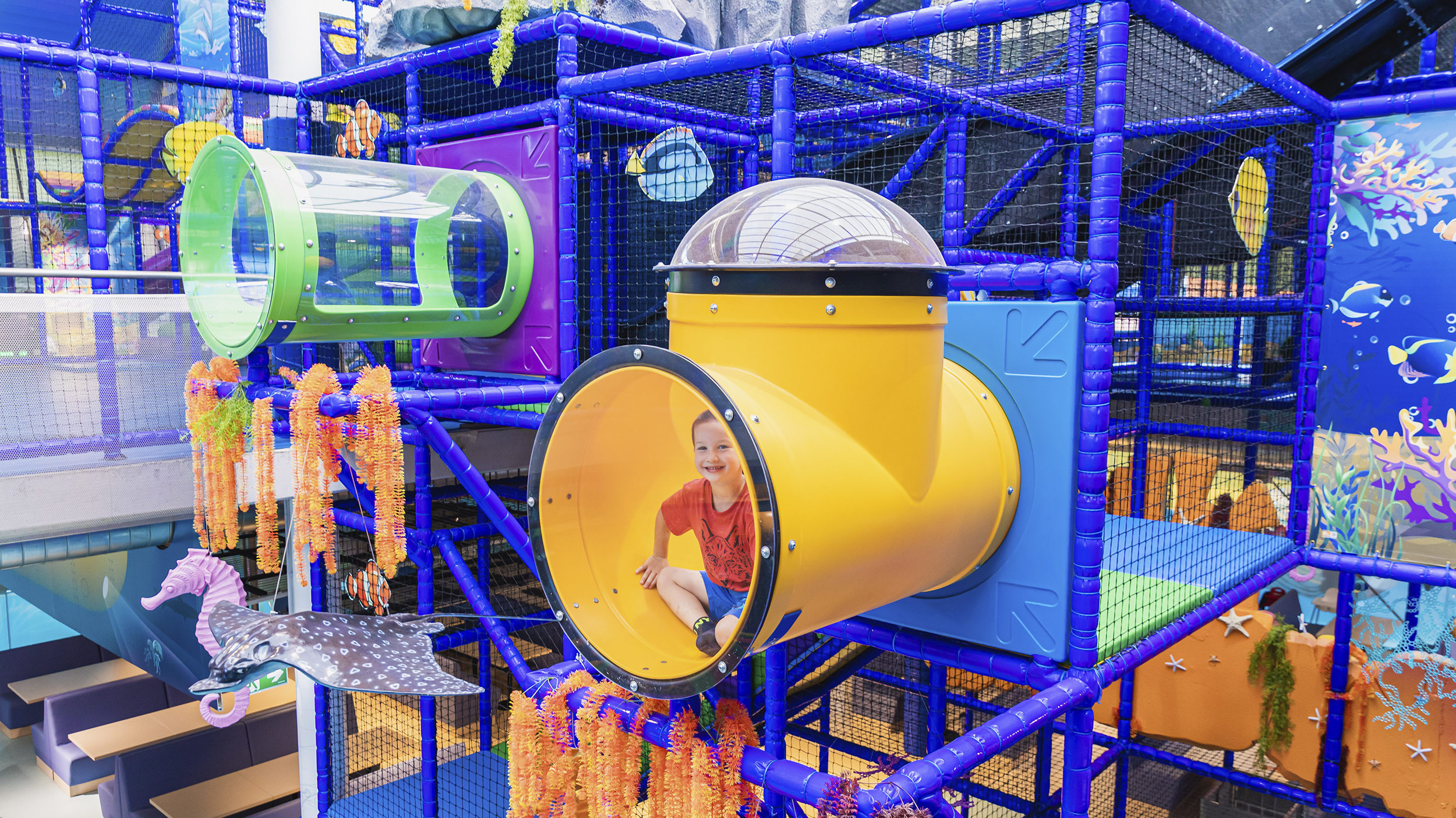 Klettergerüst in einem Indoor Spielplatz.