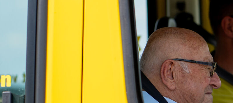 Auf dem Bild sieht man einen kleinen Ausschnitt, Durch ein offenes Autofenster wurden ein alter und ein junger Mann fotografiert.