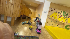 drei Kinder spielen und Klettern in der Kinder-Bereich im Jufa-Hotel.