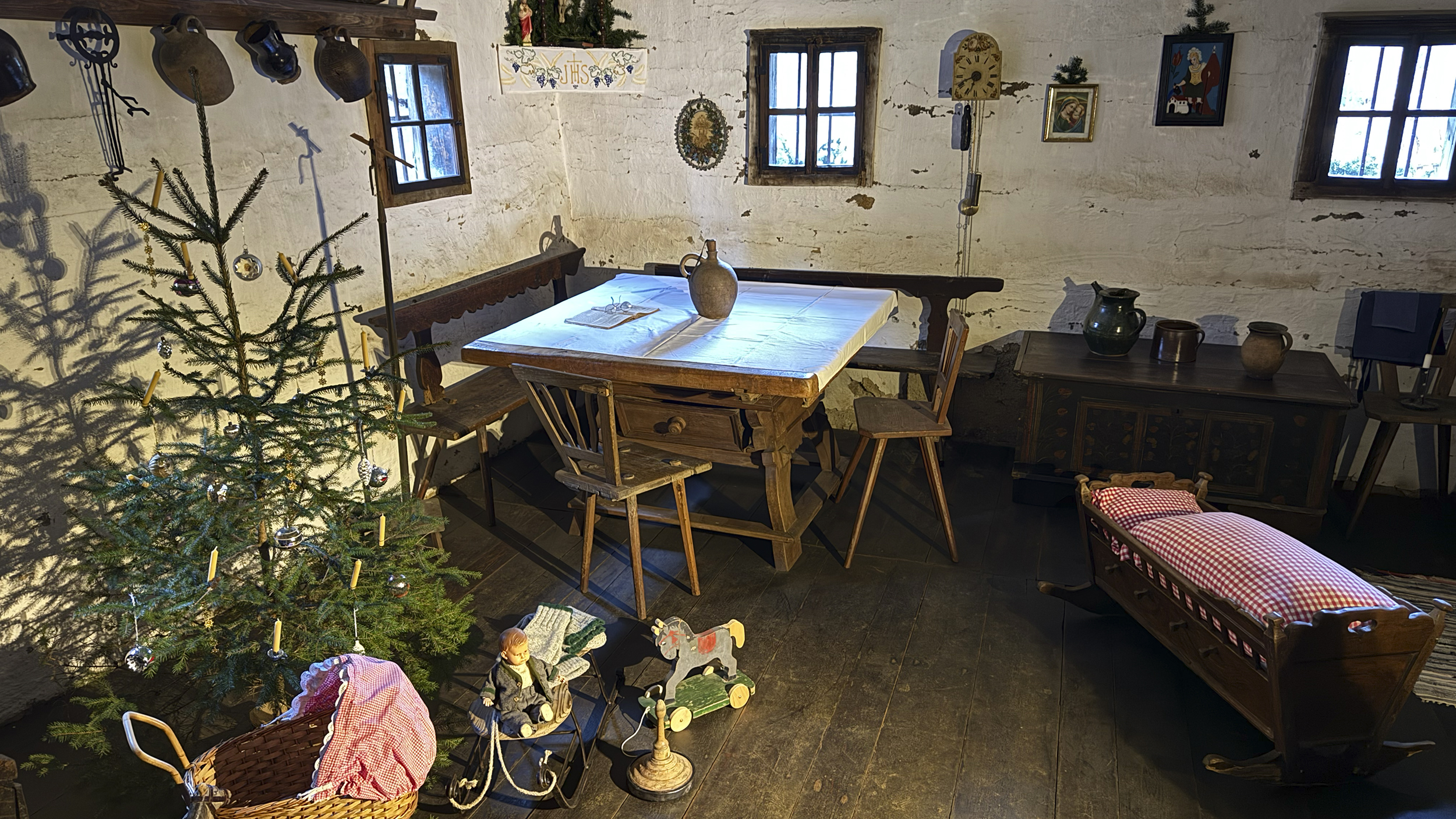 Freilichtmuseum: Eine alte Bauernstube mit Weihnachtsbaum.