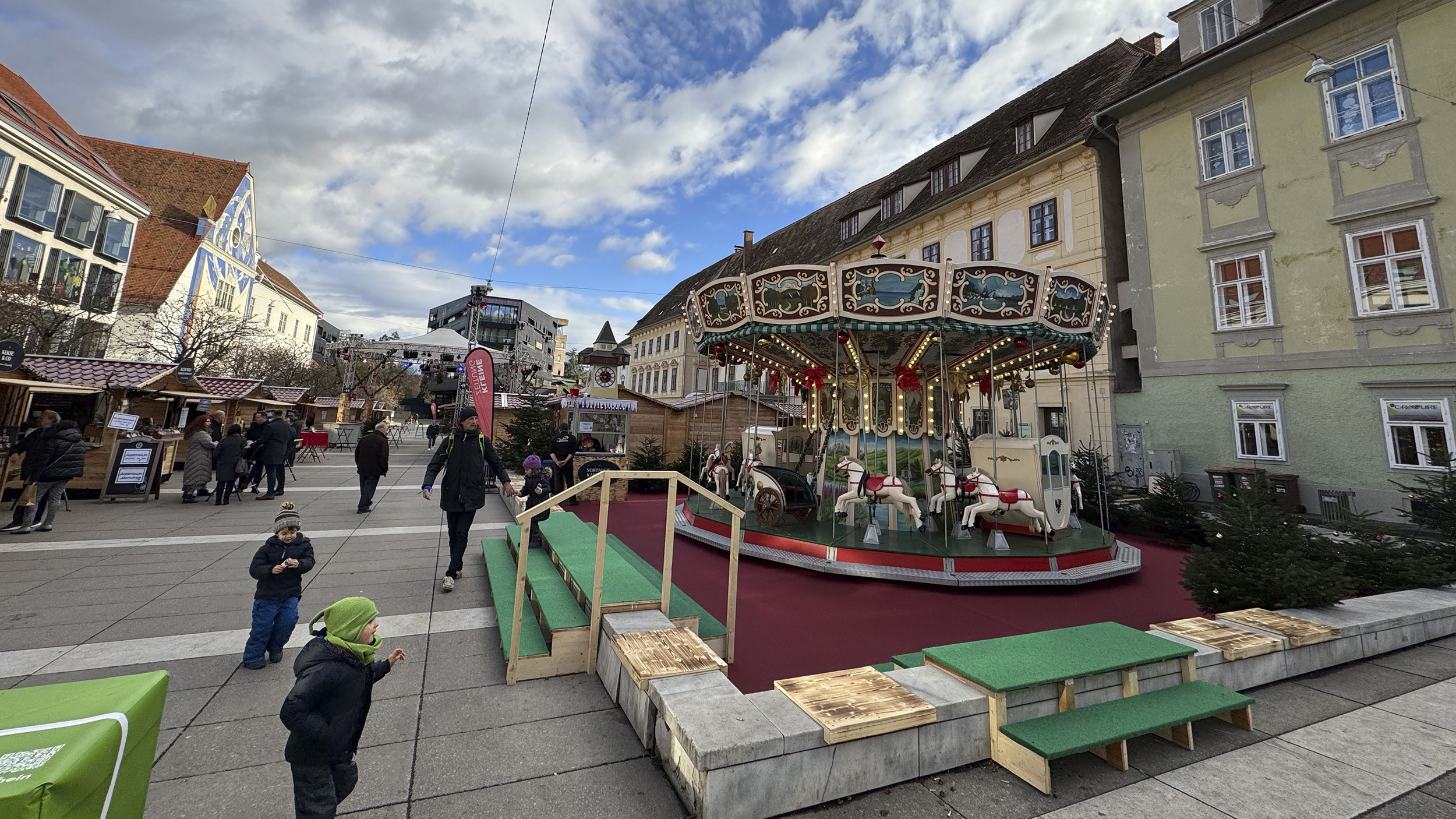Weihnachtsmarkt mit Karussell.