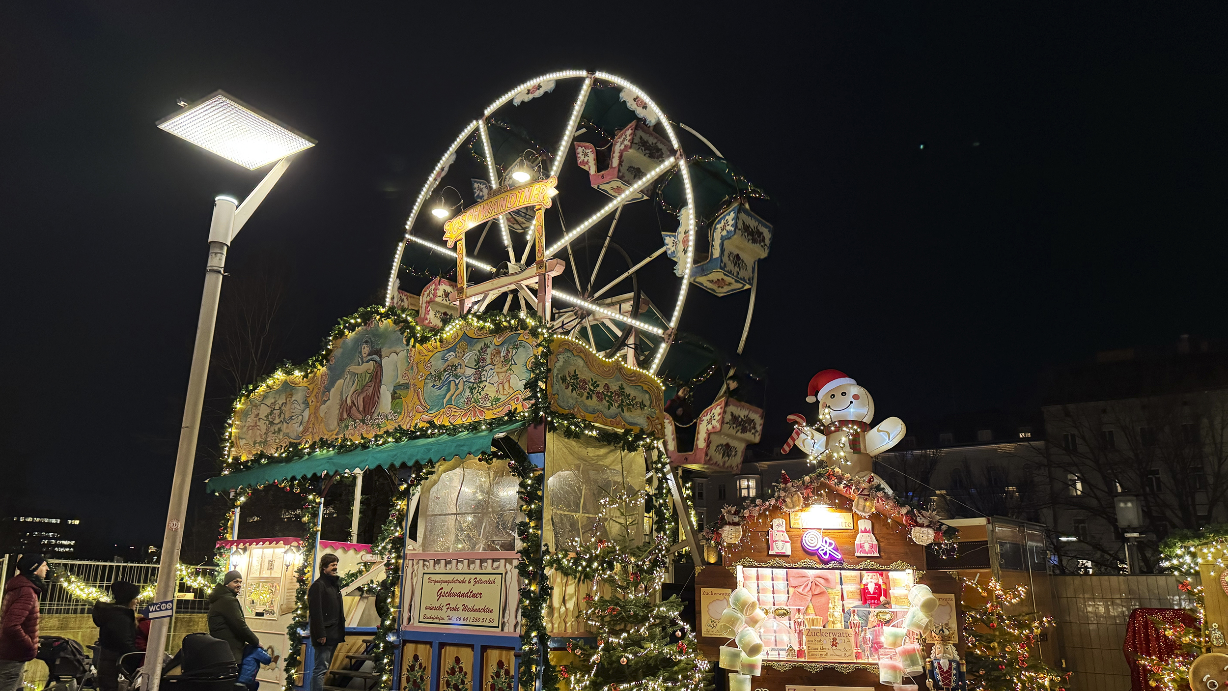 Nachtaufnahme: Riesenrad am Kinderadventmarkt.