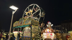Nachtaufnahme: Riesenrad am Kinderadventmarkt.