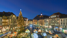 Stimmung in der Dämmerung: Weihnachtsmarkt am Hauptplatz von oben mit Weihnachtsbaum.