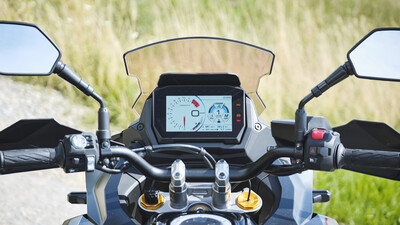 Übersichtliches Cockpit mit großem Display.