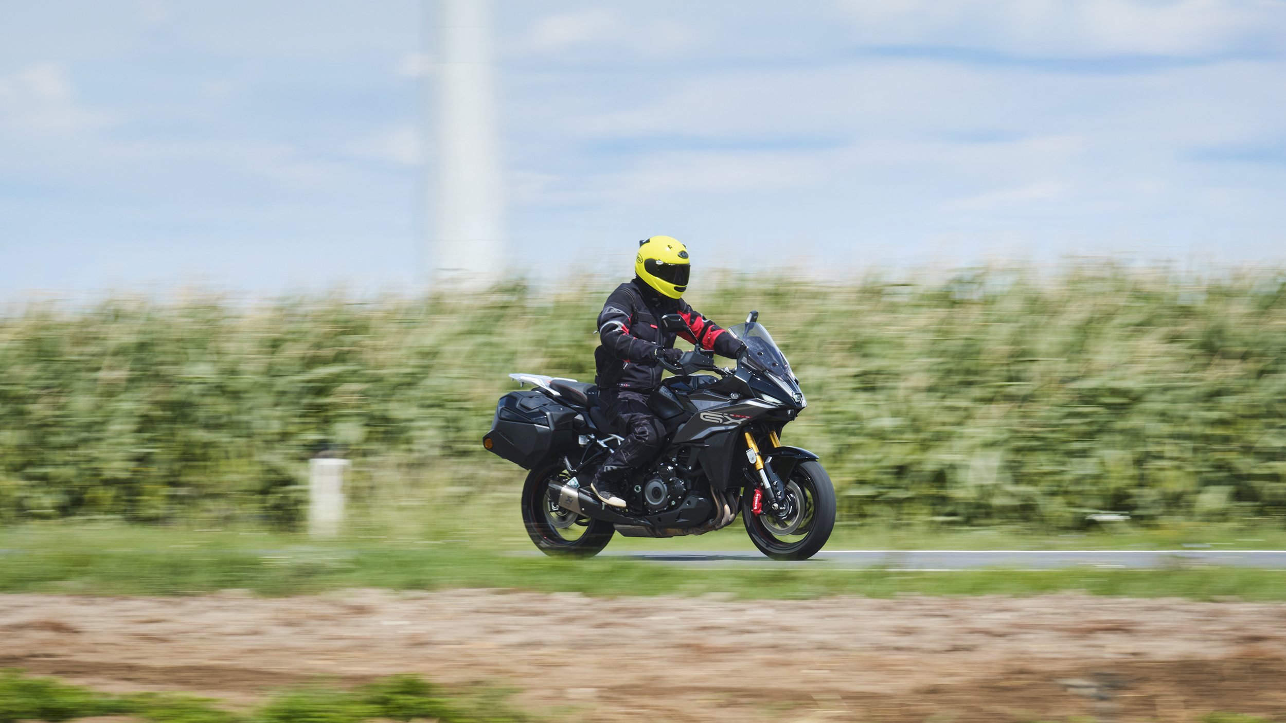Grauer Sporttourer fahrend von schräg vorne fotografiert.