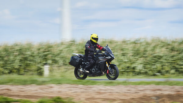 Grauer Sporttourer fahrend von schräg vorne fotografiert.