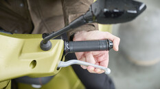 Hand zieht Bremshebel.