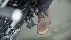 Fuß neben Schalthebel.