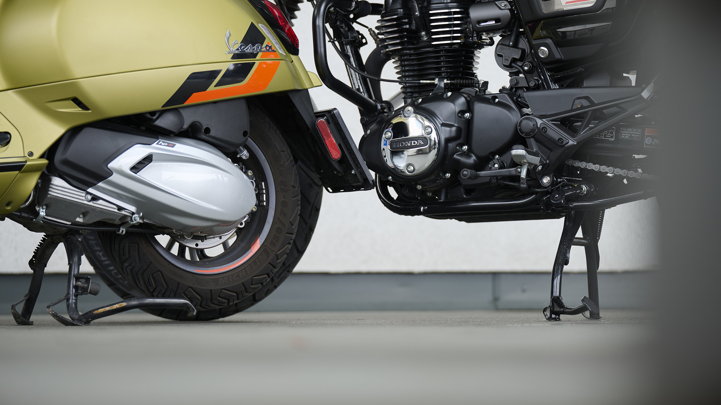 Heck einer Vespa steht vor einem Motorrad