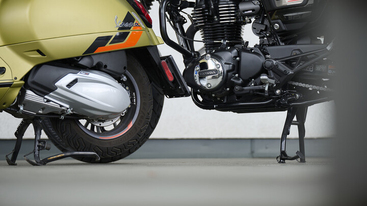 Heck einer Vespa steht vor einem Motorrad