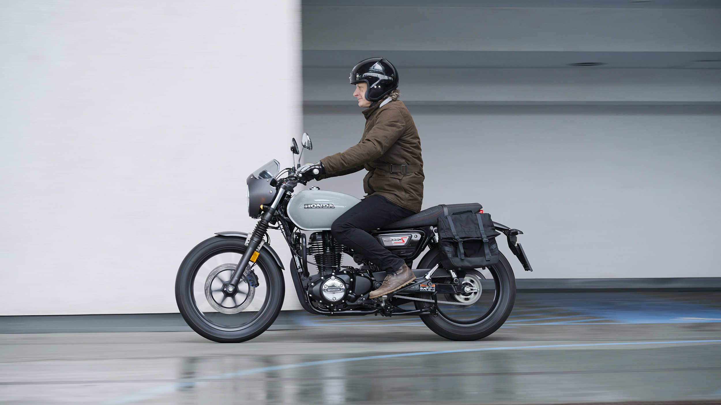 Fahrende Retro-Honda, seitlich fotografiert