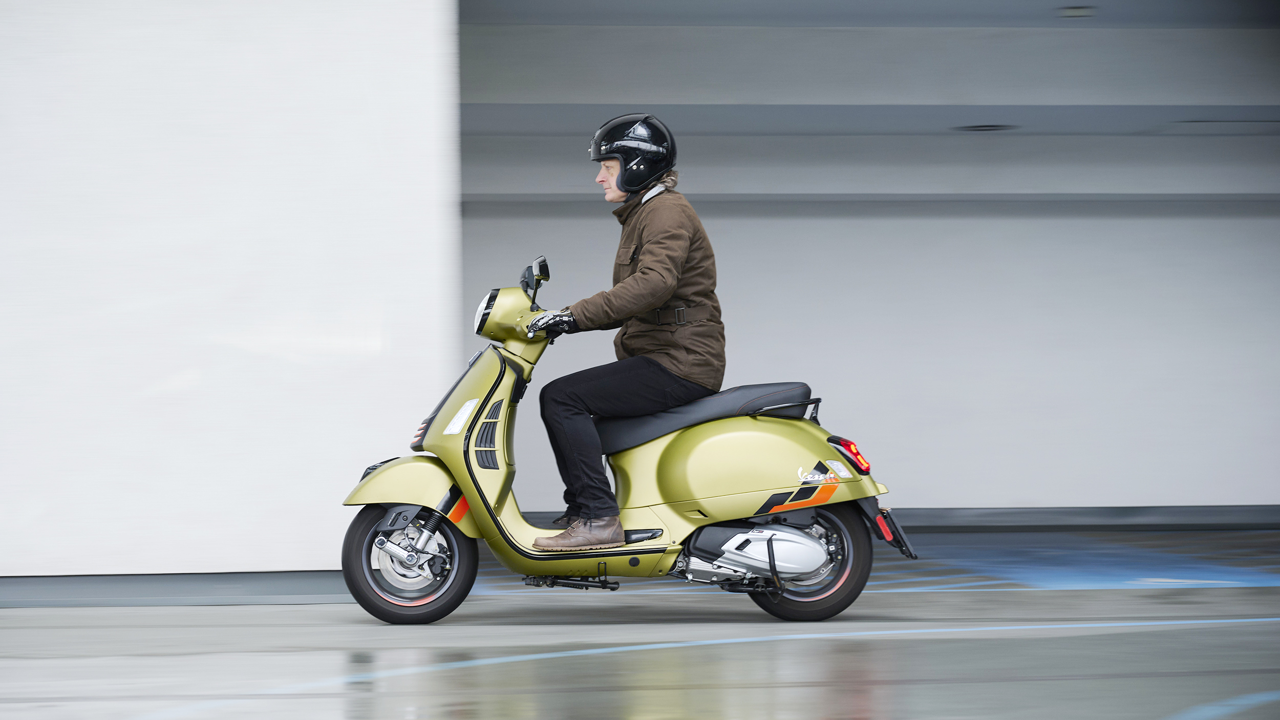 Fahrende Vespa, seitlich fotografiert
