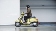 Fahrende Vespa, seitlich fotografiert