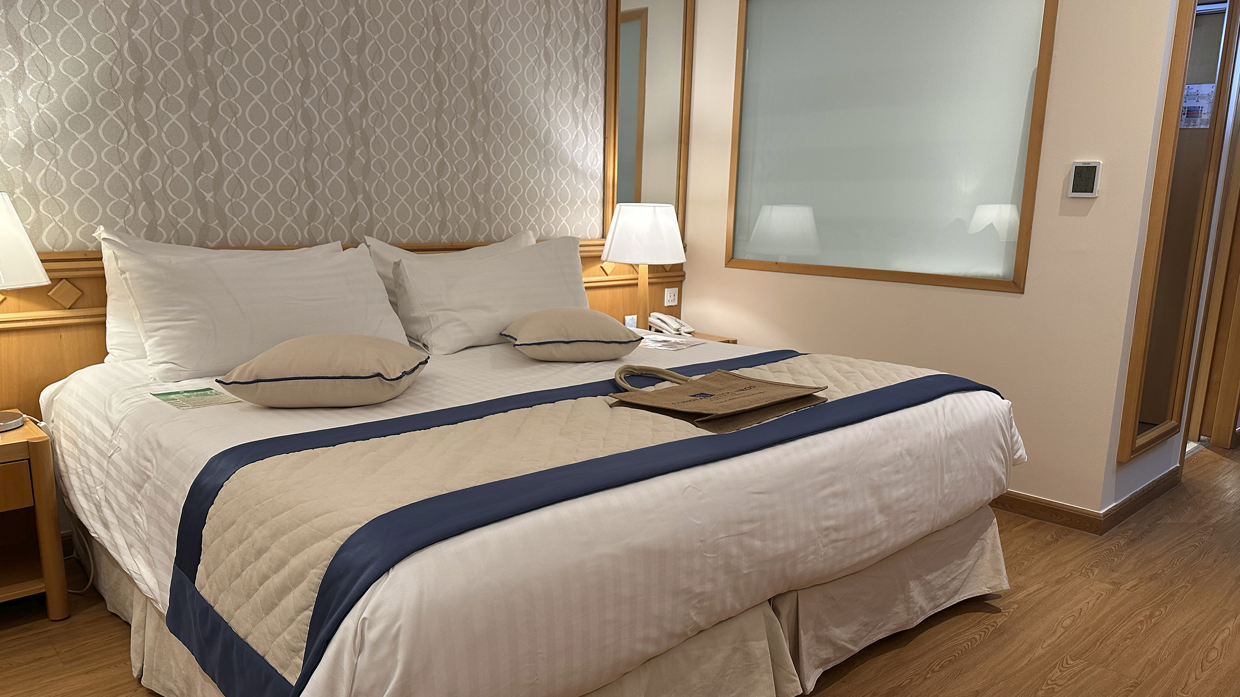 Hotelzimmer mit Doppelbild.