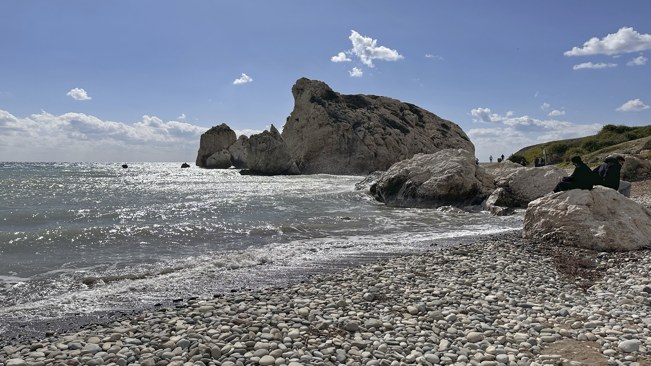Der Aphrodite-Felsen auf Zypern, davor Strand.