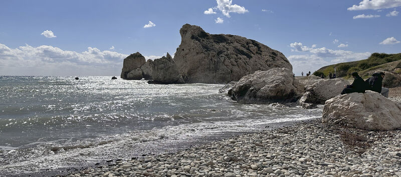 Der Aphrodite-Felsen auf Zypern, davor Strand.