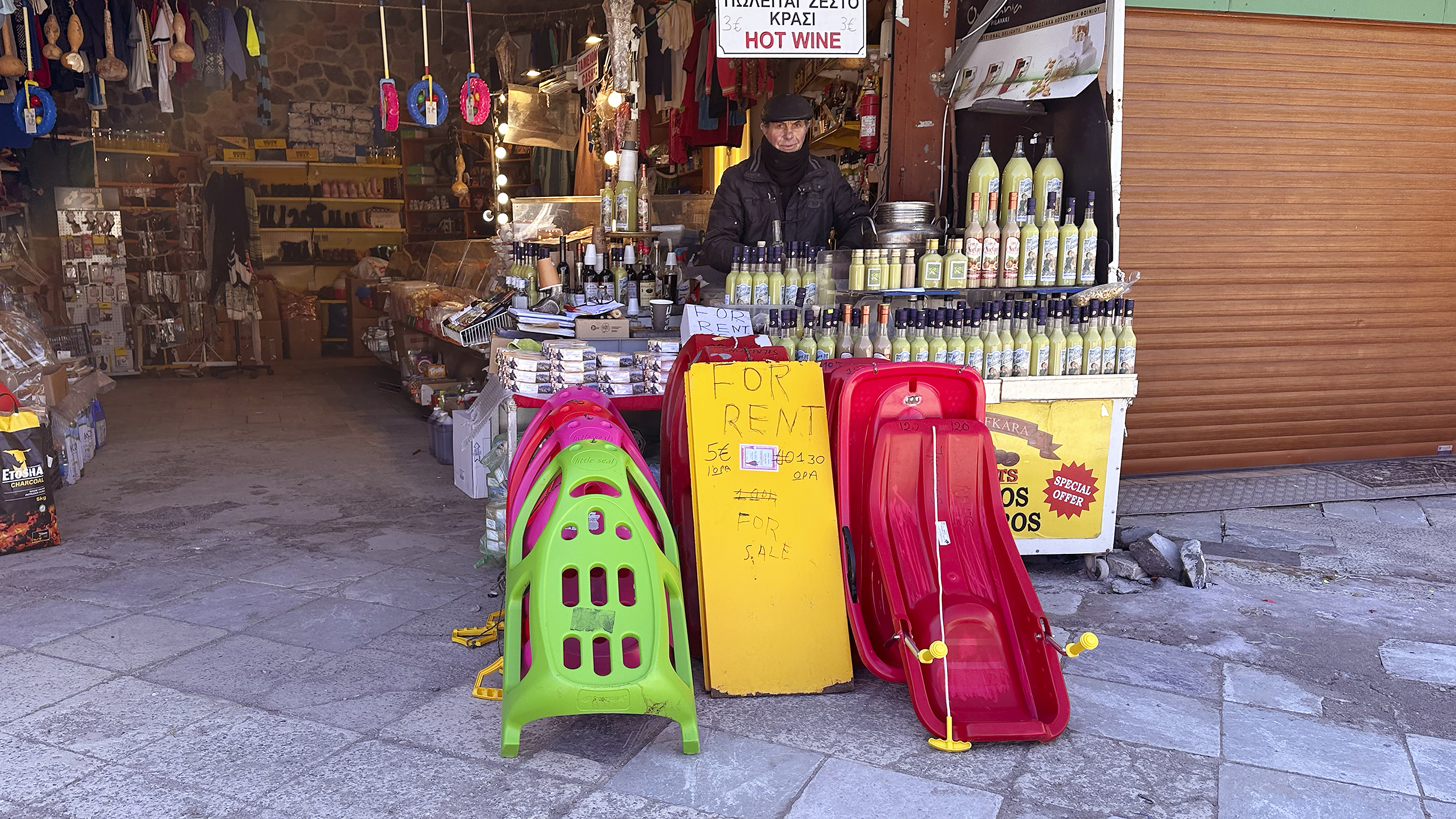 Geschäft mit Rodelverleih im Troodos-Gebirge, Zypern.