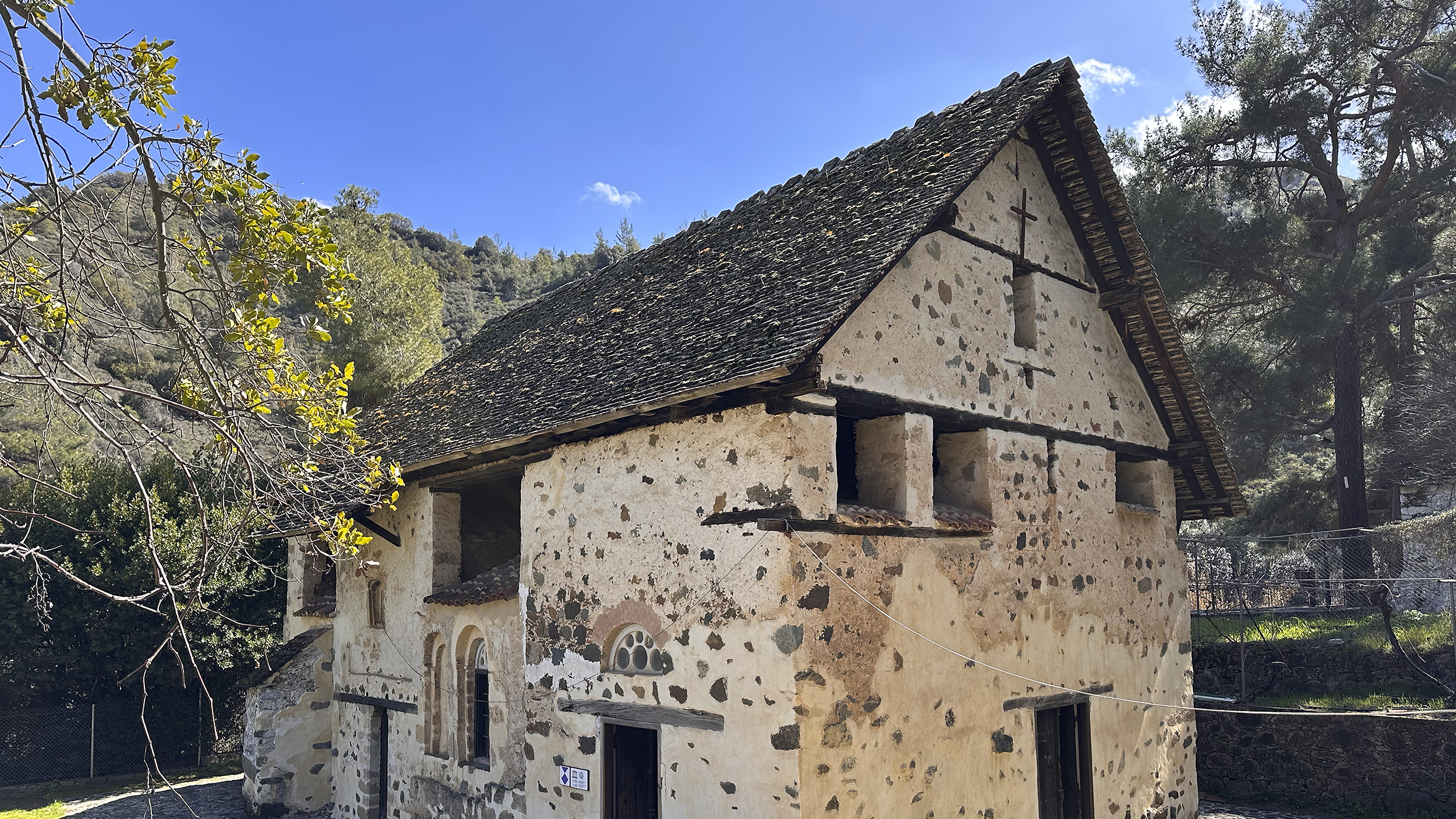 Die Scheunendachkirche auf Zypern. Ein beiges altes Haus mit Schilfdach.