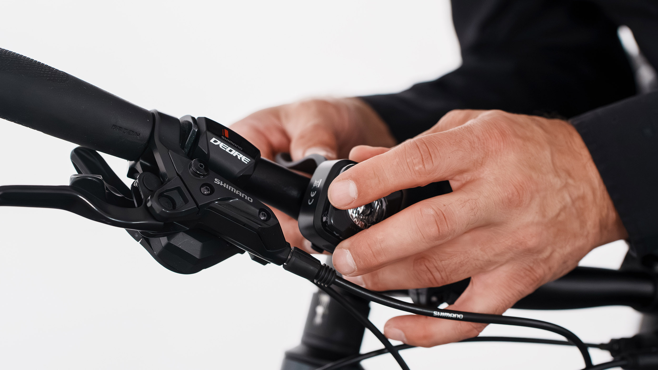 Eine Person montiert eine Fahrrad-Beleuchtung.