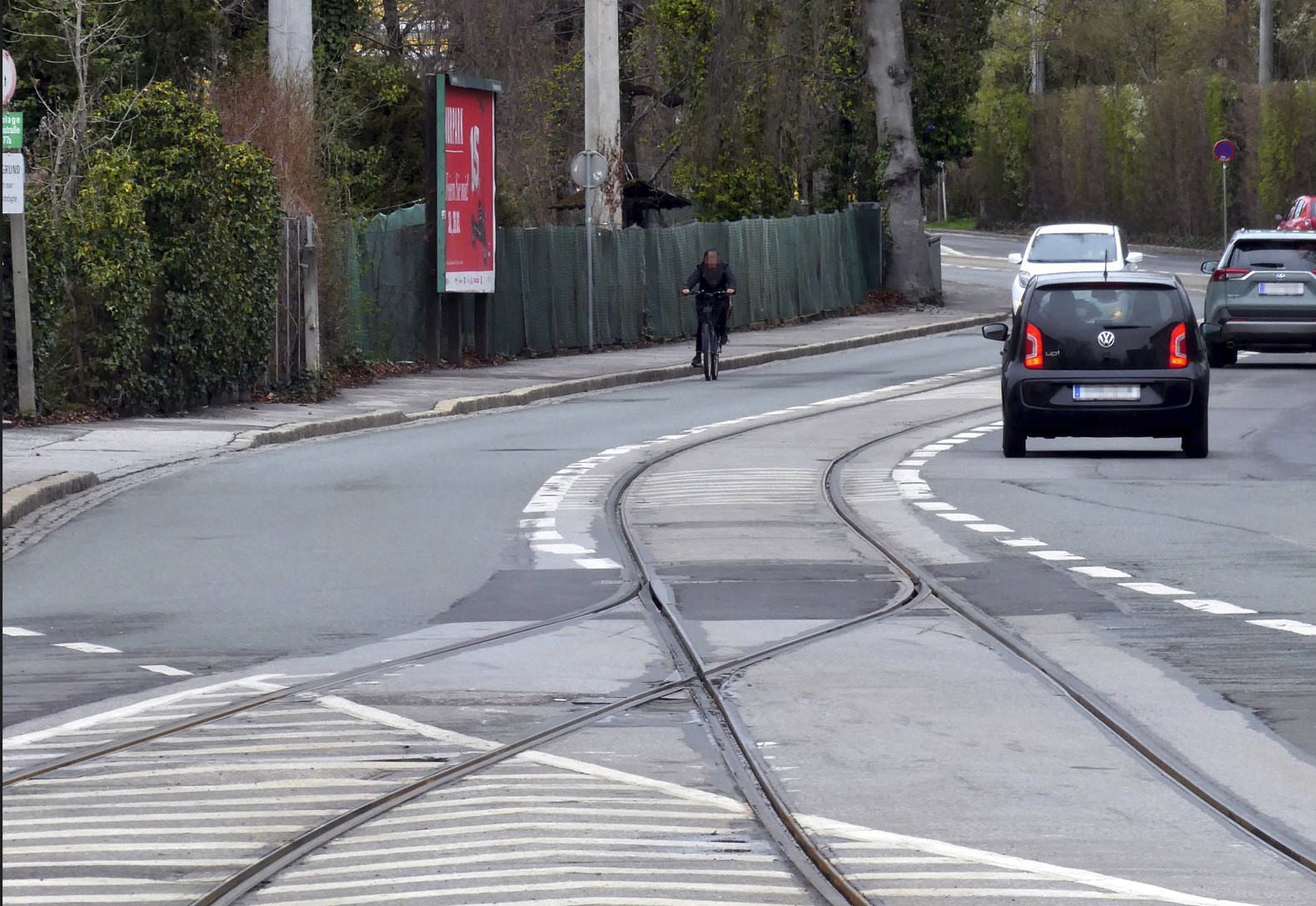 Hilmteichstraße in Graz mit Autos und Fahrradfahrer