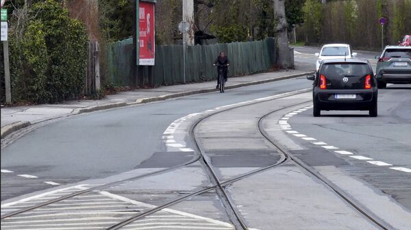 Hilmteichstraße in Graz mit Autos und Fahrradfahrer