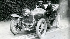Ein Kindersitz auf dem Trittbrett des offenen Autos