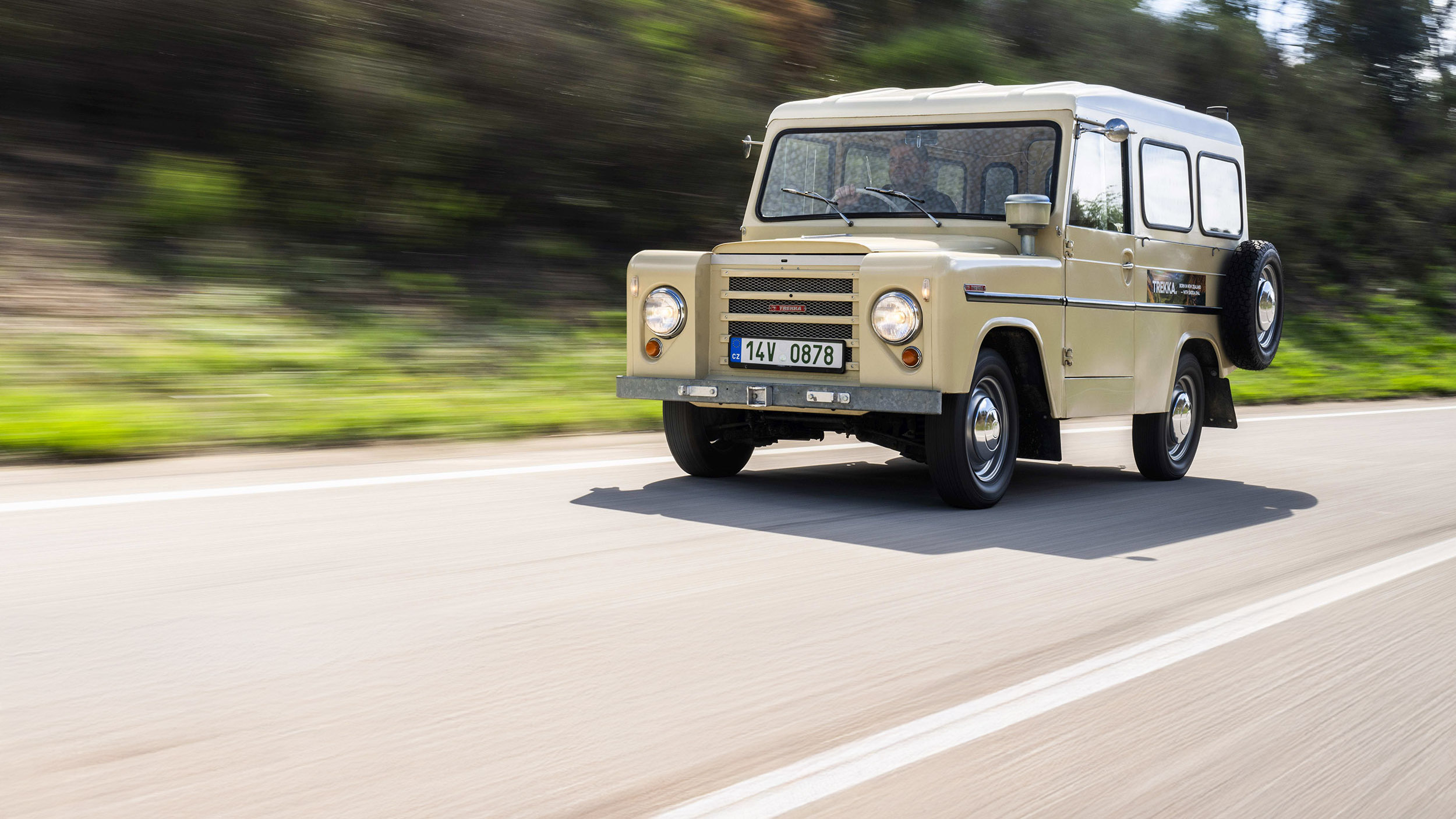 Ein weißer Geländewagen - der Skoda Trekka aus dem Jahr 1966.